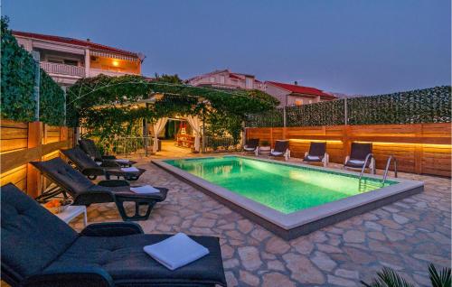 Six-Bedroom Holiday Home In Zrnovnica