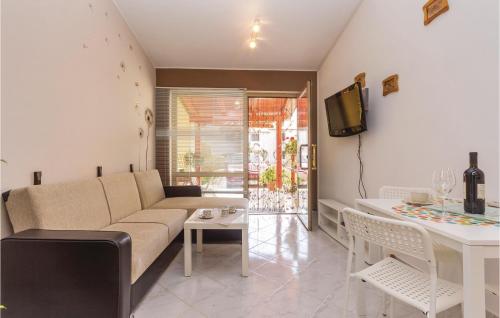 salon z kanapą i stołem w obiekcie Apartment Fazana - 07 w Fažanie