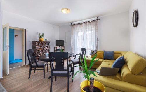 salon z żółtą kanapą i stołem w obiekcie 2 Bedroom Lovely Apartment In Fazana w Fažanie