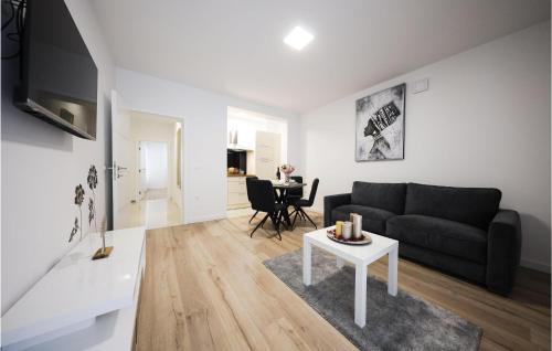 TV a/nebo společenská místnost v ubytování 1 Bedroom Lovely Apartment In Zadar