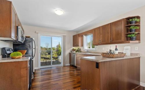 Una cocina con gabinetes de madera y encimera. en Beautiful House 2 bedroom, en Belleville