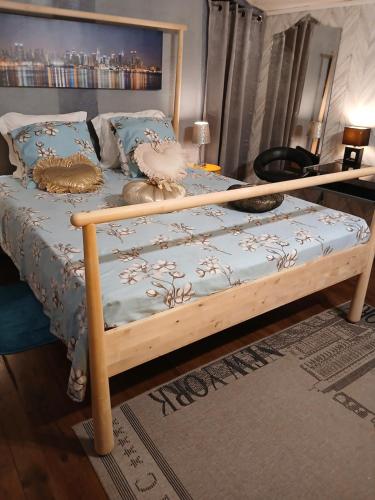 un lit avec un cadre en bois dans une chambre dans l'établissement Chez Eve, à Nîmes