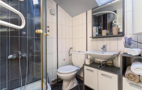 Bilik mandi di 2 Bedroom Amazing Apartment In Bakar