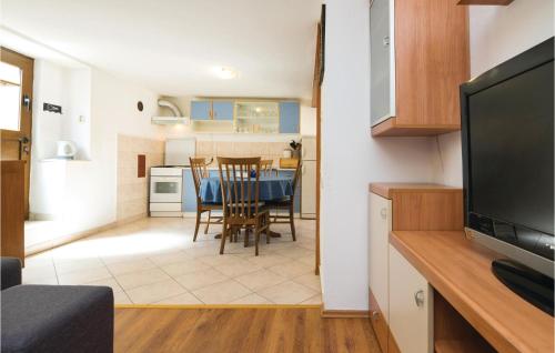 kuchnia i jadalnia ze stołem i krzesłami w obiekcie 3 Bedroom Beautiful Home In Veli Iz w mieście Veli Iž