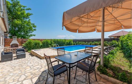 Bazén v ubytování Two-Bedroom Holiday Home In Lisane Tinjske nebo v jeho okolí
