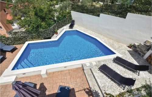 una vista aérea de una piscina con tumbonas en Four-Bedroom Apartment In Srinjine, en Srinjine