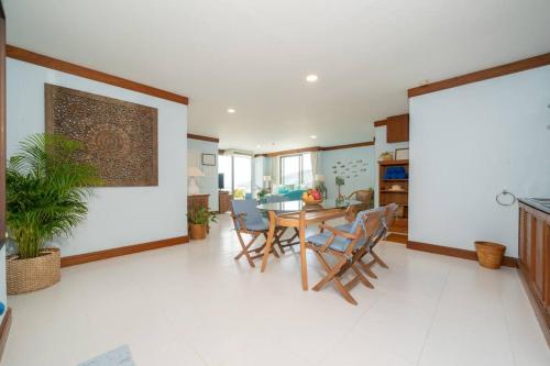 una cucina e una sala da pranzo con tavolo e sedie di Waterfront High Tide Suite - Ocean View a Ban Karon