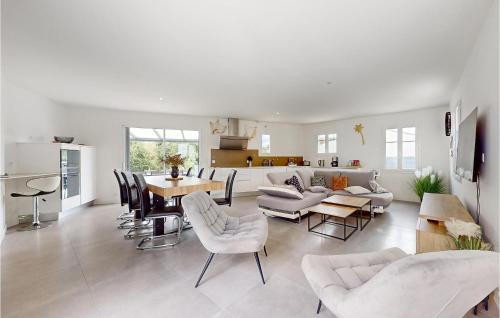 Η κουζίνα ή μικρή κουζίνα στο 3 Bedroom Nice Home In La Tremblade