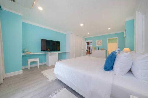 Μια τηλεόραση ή/και κέντρο ψυχαγωγίας στο Waterfront High Tide Suite - Ocean View