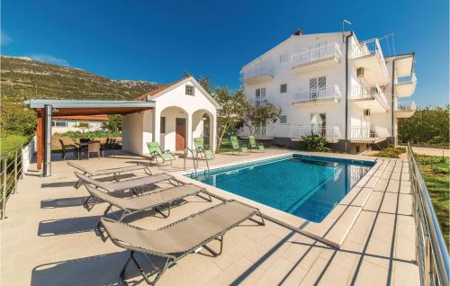 Three-Bedroom Apartment In Kastel Luksic