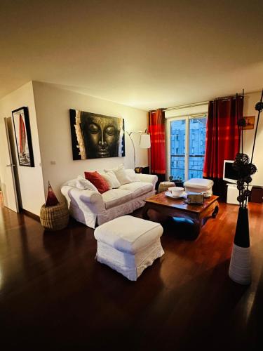 un salon avec un canapé et une table dans l'établissement Air conditioned apartment 78 m2, Terrace 50m2, à Paris