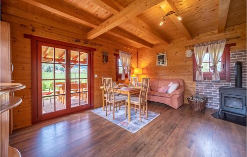 ein Esszimmer und Wohnzimmer einer Blockhütte in der Unterkunft Gorgeous Home In Licko Lesce in Ličko Lešće