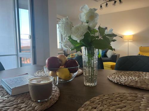 Ruang duduk di Kakavanen’s Sea View apartment