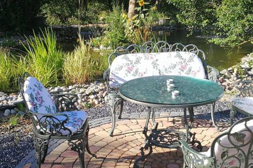 a table and chairs sitting on a brick patio at In DE preiswert wohnen und in der CH gut verdienen in Klettgau
