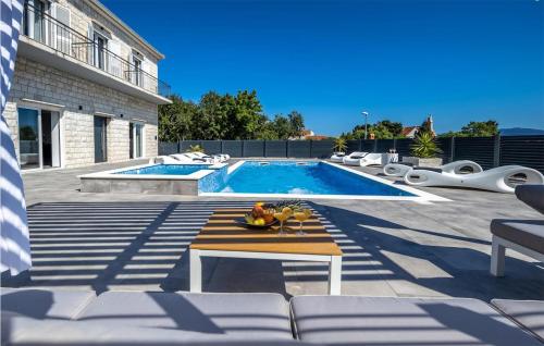 a patio with a table and a swimming pool at Nice Home In Sucuraj With Wifi in Sućuraj