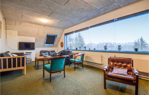 Μια τηλεόραση ή/και κέντρο ψυχαγωγίας στο One-Bedroom Apartment In Ebeltoft