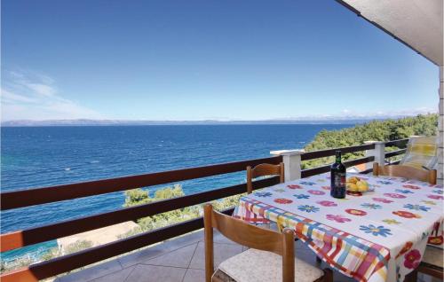 stół na balkonie z widokiem na ocean w obiekcie Apartment Crnja Luka Cr w mieście Blato