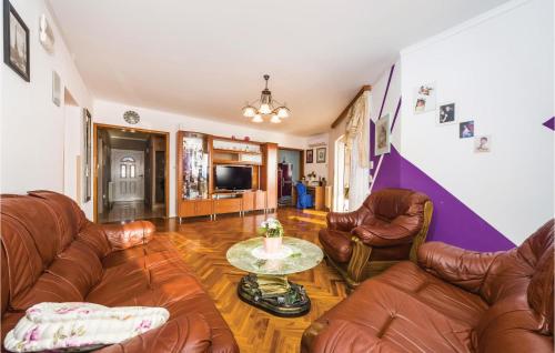 Posezení v ubytování Three-Bedroom Apartment Maslenica With Sea View 08