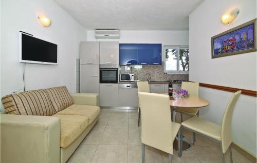 una sala de estar con un sofá y una mesa en Apartment Trogir With Sea View 06, en Trogir