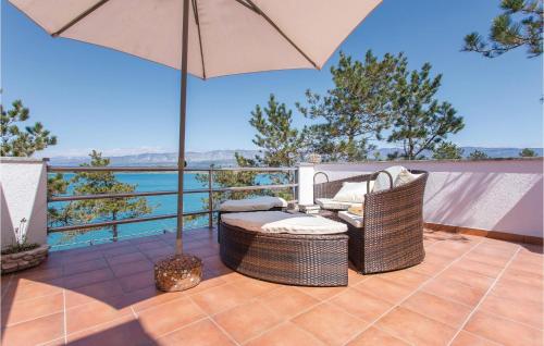 un patio avec un parasol, des chaises et une table dans l'établissement Beautiful Apartment In Klimno With Wifi, à Klimno