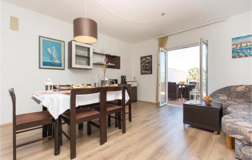 une salle à manger et un salon avec une table et des chaises dans l'établissement Beautiful Apartment In Klimno With Wifi, à Klimno