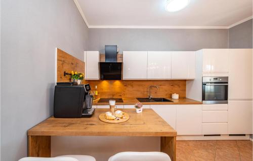 kuchnia ze stołem z talerzem jedzenia w obiekcie Three-Bedroom Holiday Home In Murvica w mieście Murvica