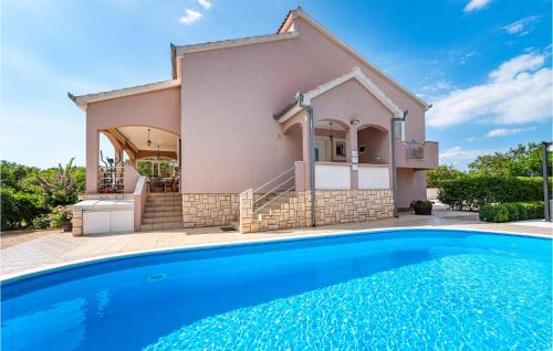 Three-Bedroom Holiday Home In Murvica