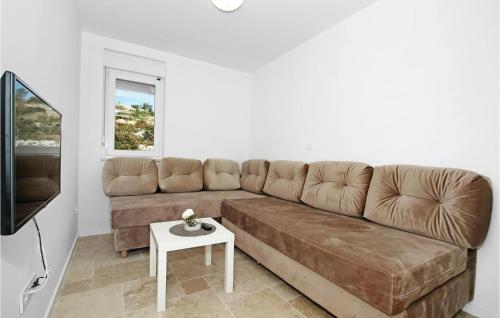 Three-Bedroom Apartment In Sibenik