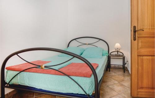 une chambre avec un lit avec des oreillers bleus dans l'établissement Beautiful Home In Santa Maria Poggio, à Santa-Maria-Poggio