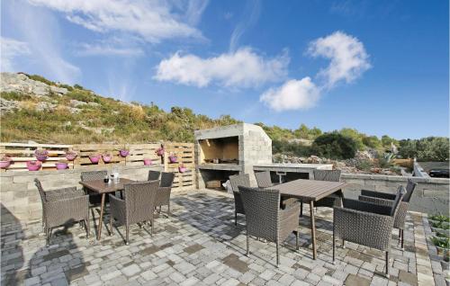 Three-Bedroom Apartment In Sibenik