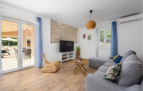 Una sala de estar con un sofá y un televisor. en Stunning Apartment In Labin With Sauna, en Labin