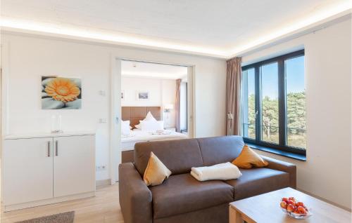 ビンツにあるPrincessのソファとベッドのあるリビングルーム