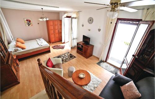 Postel nebo postele na pokoji v ubytování Apartment Okrug Gornji With Sea View 1