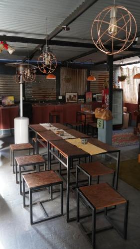 un groupe de tables et de bancs dans un restaurant dans l'établissement Hostel & Spa Mediterránea, à Córdoba