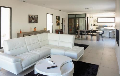 un salon avec un canapé blanc et une table dans l'établissement Beautiful Home In Beziers With Wifi, à Béziers