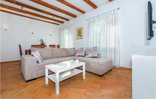 Posedenie v ubytovaní Two-Bedroom Holiday Home In Radonic