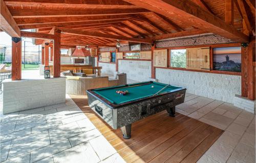 Τραπέζι μπιλιάρδου στο Lovely Home In Vir With Sauna