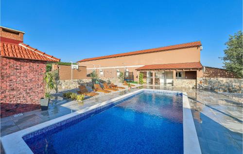 Bazén v ubytování Beautiful Home In Ugljane With Wifi nebo v jeho okolí