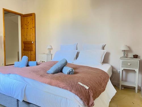 - une chambre avec 2 lits blancs et 2 tables de chevet dans l'établissement Charming village house in Goult, à Goult