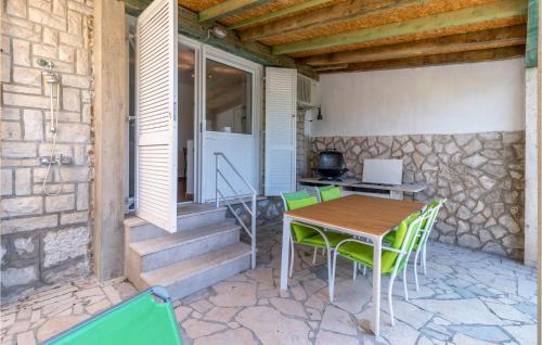 Kuchyňa alebo kuchynka v ubytovaní 2 Bedroom Cozy Home In Jadranovo