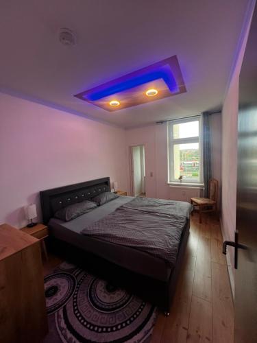 ゲーラにあるGera Apartmentのベッドルーム1室(ベッド1台、天井に青い照明付)