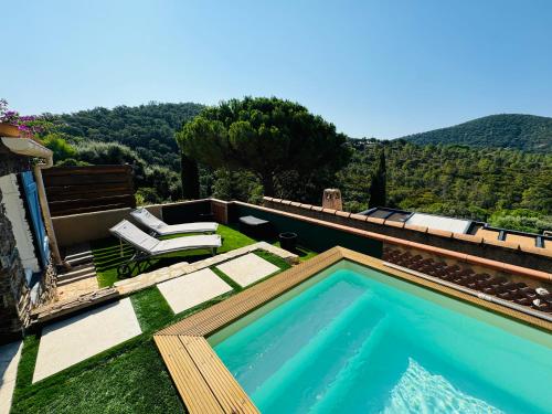 une piscine dans la cour d'une maison dans l'établissement Maison avec piscine privative près de la mer, à La Londe-les-Maures