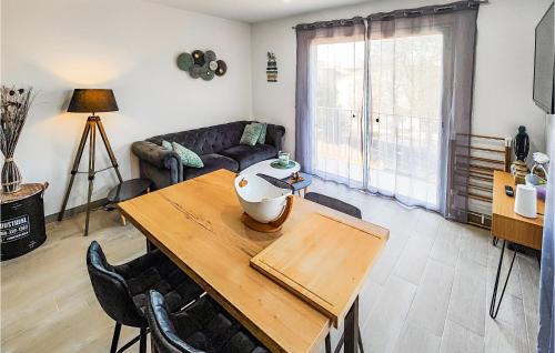 un salon avec une table et un canapé dans l'établissement Amazing Apartment In Narbonne With Wifi, à Narbonne
