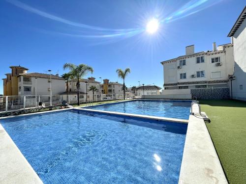 una gran piscina frente a un edificio en Playa del Pinet 2, en La Marina
