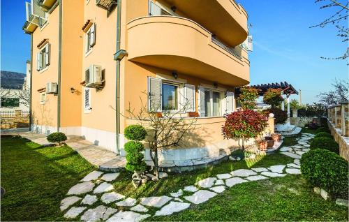 Three-Bedroom Apartment In Kastel Kambelovac