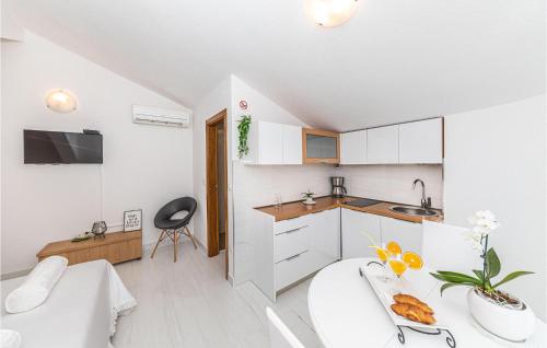 Three-Bedroom Apartment In Kastel Kambelovac
