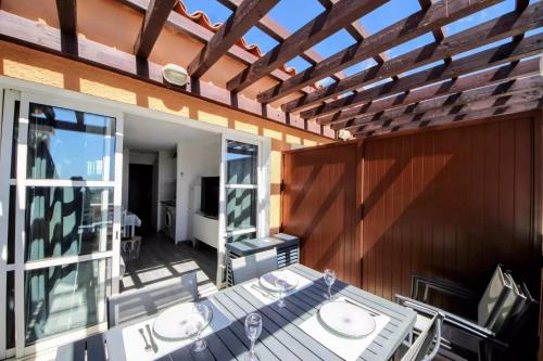 un patio avec une table et des chaises sur un balcon dans l'établissement Cap One at Cap Esterel - VUE MER et PISCINES - 4 pers, à Agay