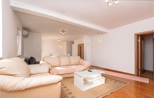Four-Bedroom Apartment In Sibenik