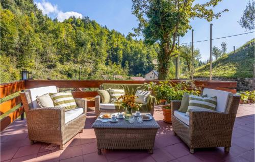 een patio met rieten stoelen en een tafel met uitzicht bij Nice Home In Cabar With Wifi in Čabar