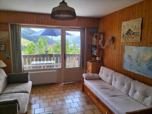Ruang duduk di Studio belle vue sur les montagnes